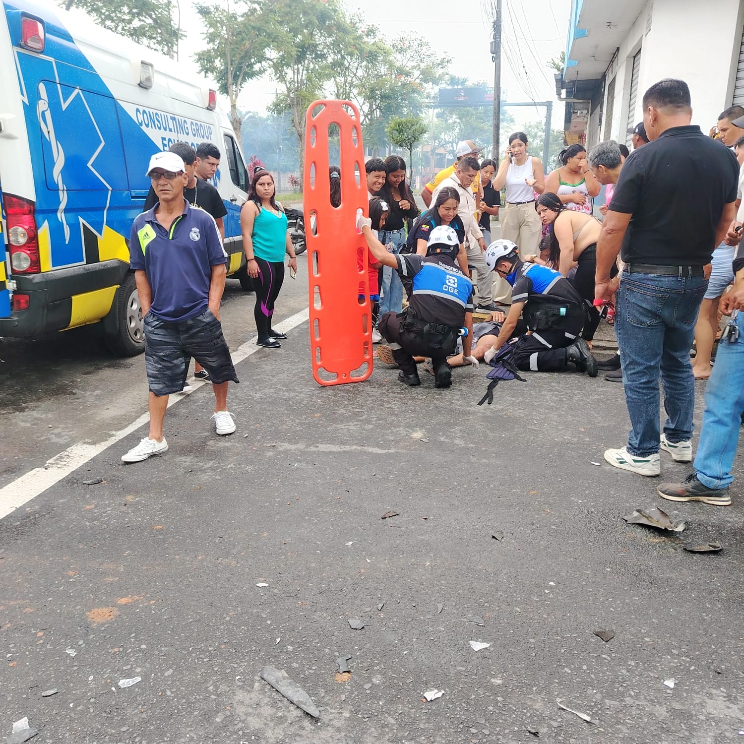 PARAMÉDICOS VOLUNTARIOS DE CONSULTING GROUP ECUADOR ATENDIERON ACCIDENTE EN LA AV. ABRAHAM CALAZACÓN