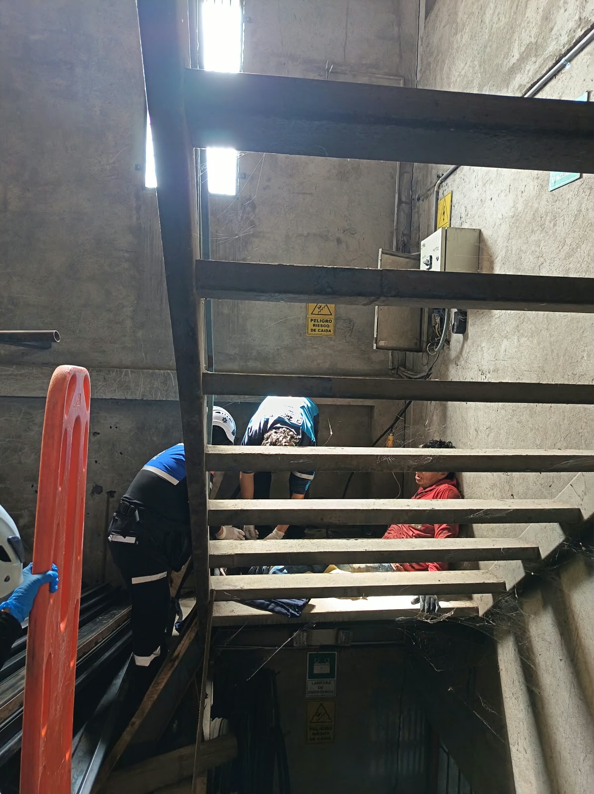 Paramédicos de CGE atienden a trabajador herido tras accidente laboral en la av. Cooperativismo
